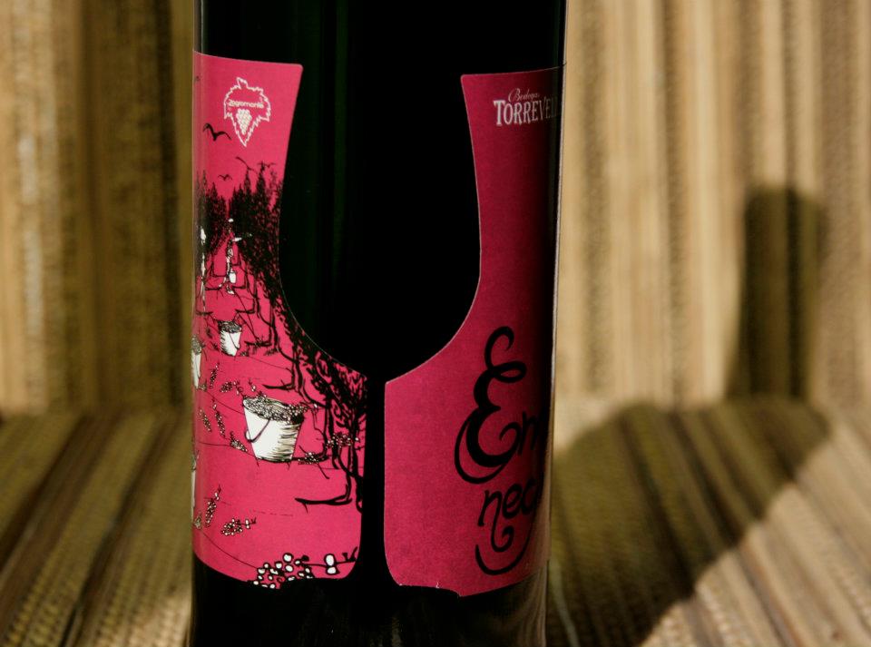 Detalle troquel etiqueta. Diseño labeling para vino tinto de las bodegas Torrevellisca-Zagromonte
