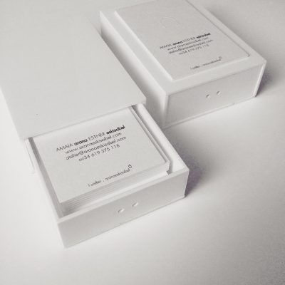 Tarjetas, caja y placa corporativa Araña Editorial by Archicercle